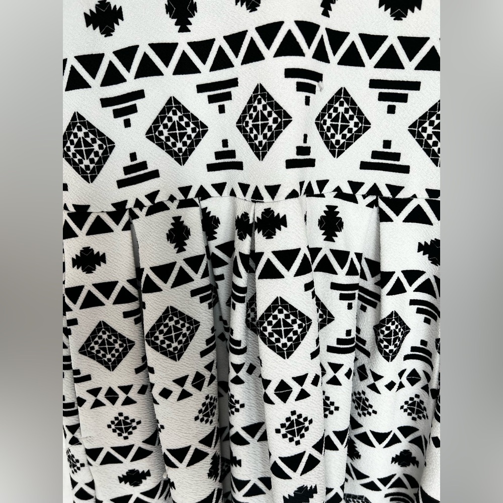 🖤 EUC LULAROE Amelia Tribal Print Pleated Dress | Women’s Small - Picture 7 of 12